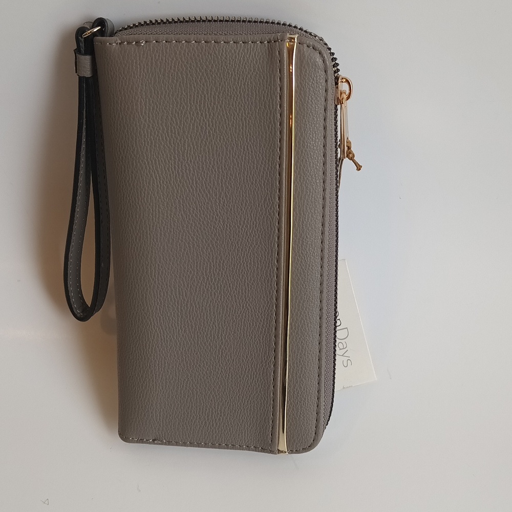NWT Seven Days zip around wrist women's wallet100% vegan friendly, wallets